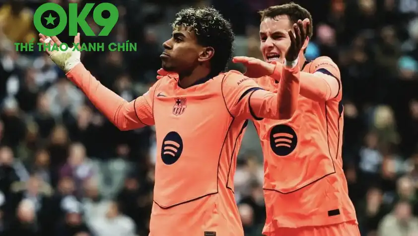 HLV Hansi Flick trao đổi với Lamine Yamal